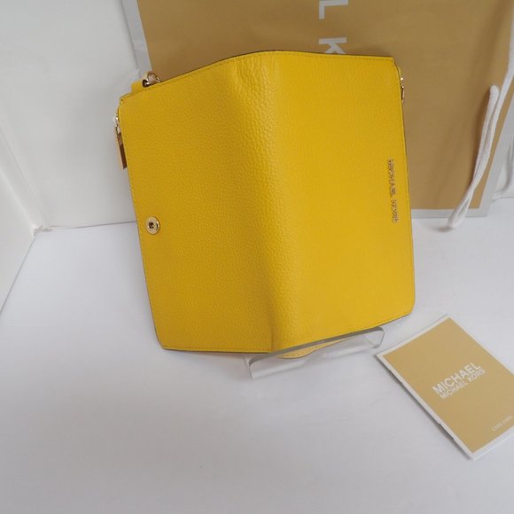 COPY - Michael Kors Jet Set -Pebble Leather Ph Wristlet - Picture 9 of 16